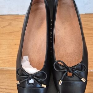 Vionic Black Nappa Leather Ballet Flats with Bow Accent